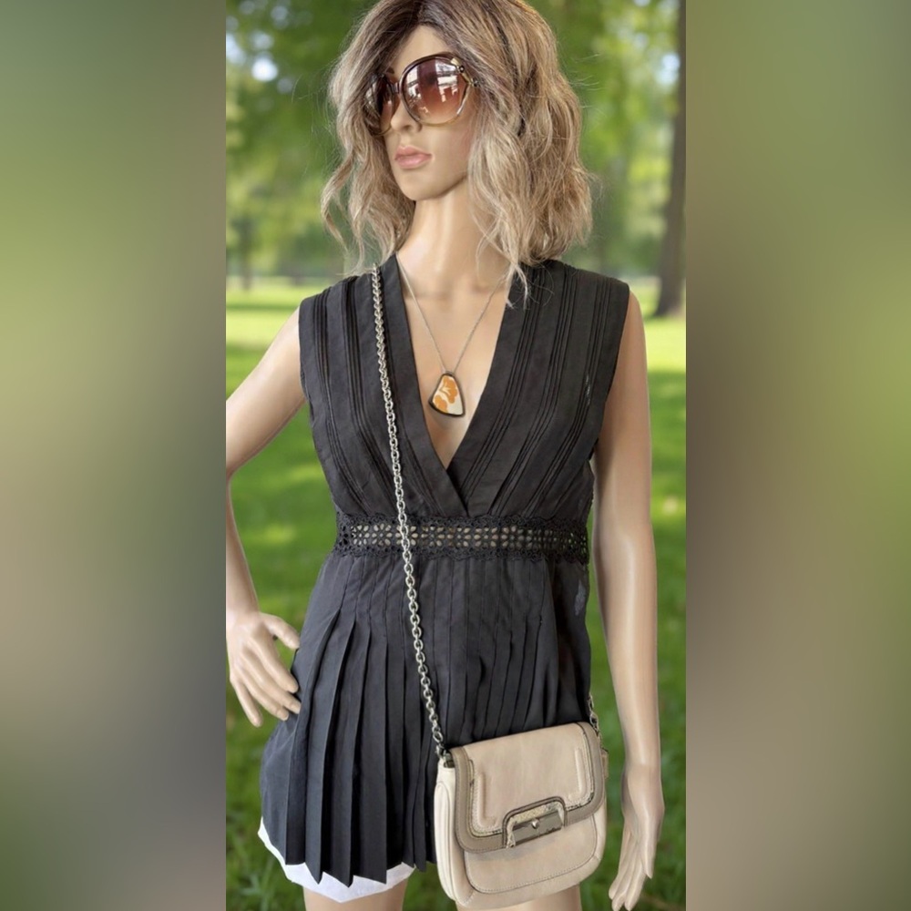 BCBGMAXAZRIA Black Pleated Sleeveless Elegant Top in Size Small.